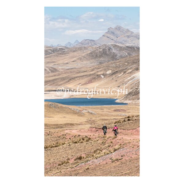 2 Ciclistas en la cordillera del Peru