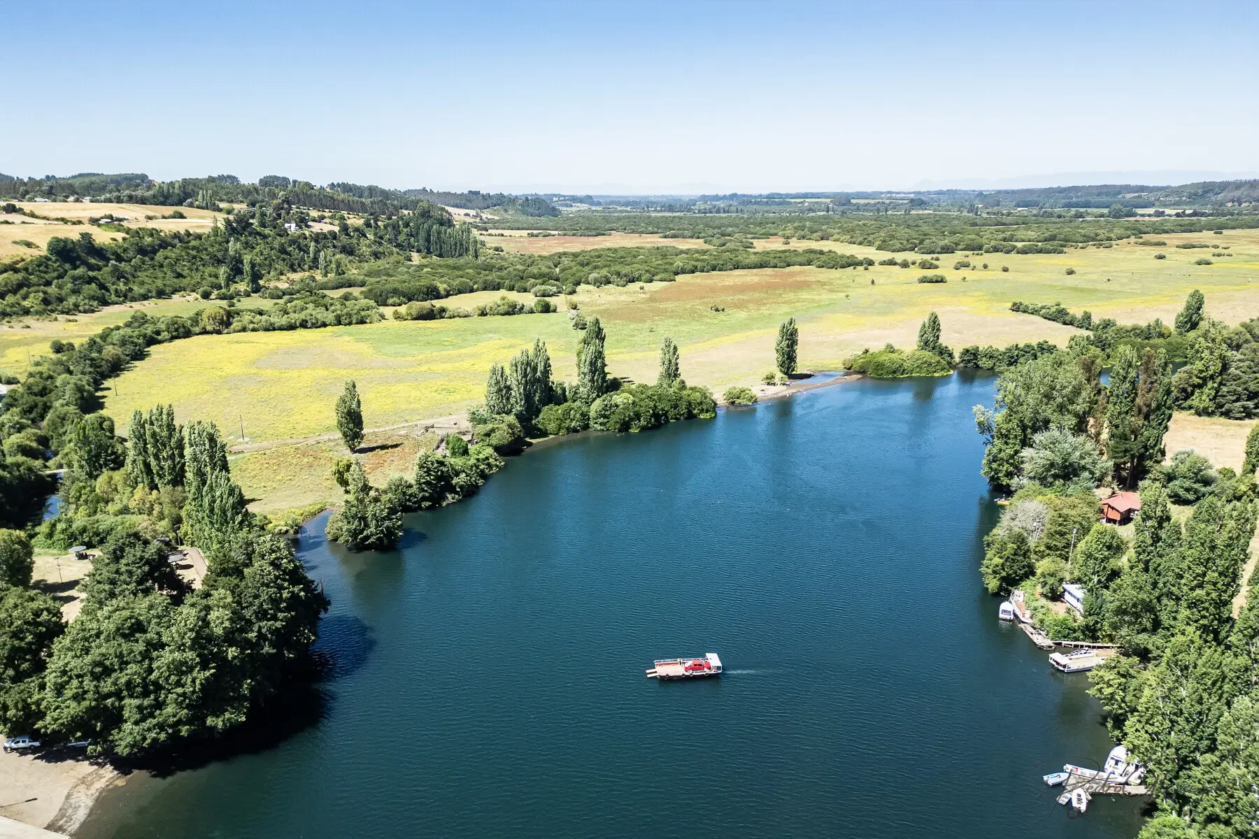 Vista aérea del río y los campos que lo rodean