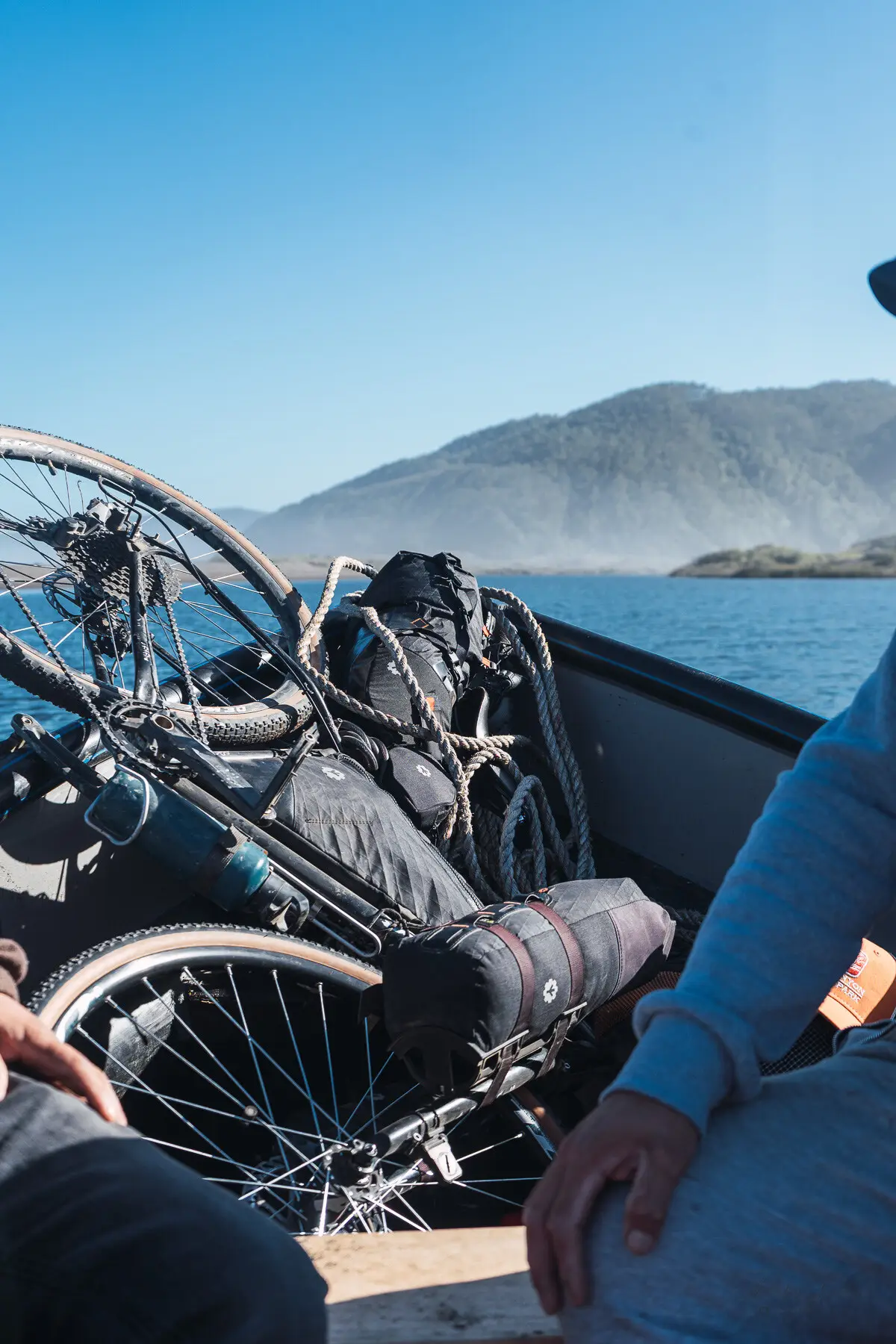 Bicicleta y equipaje a bordo de un bote