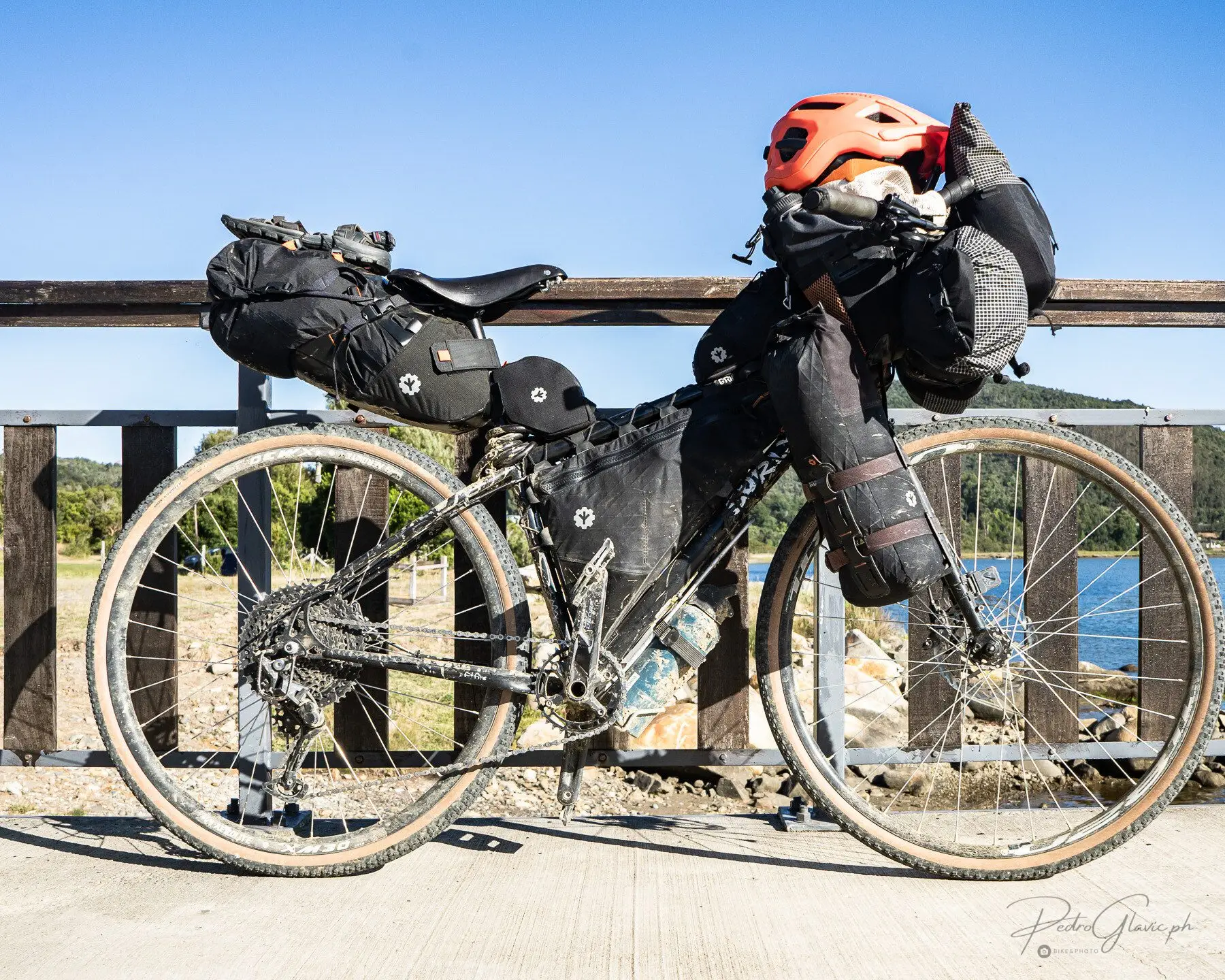 Bicicleta cargada junto al camino