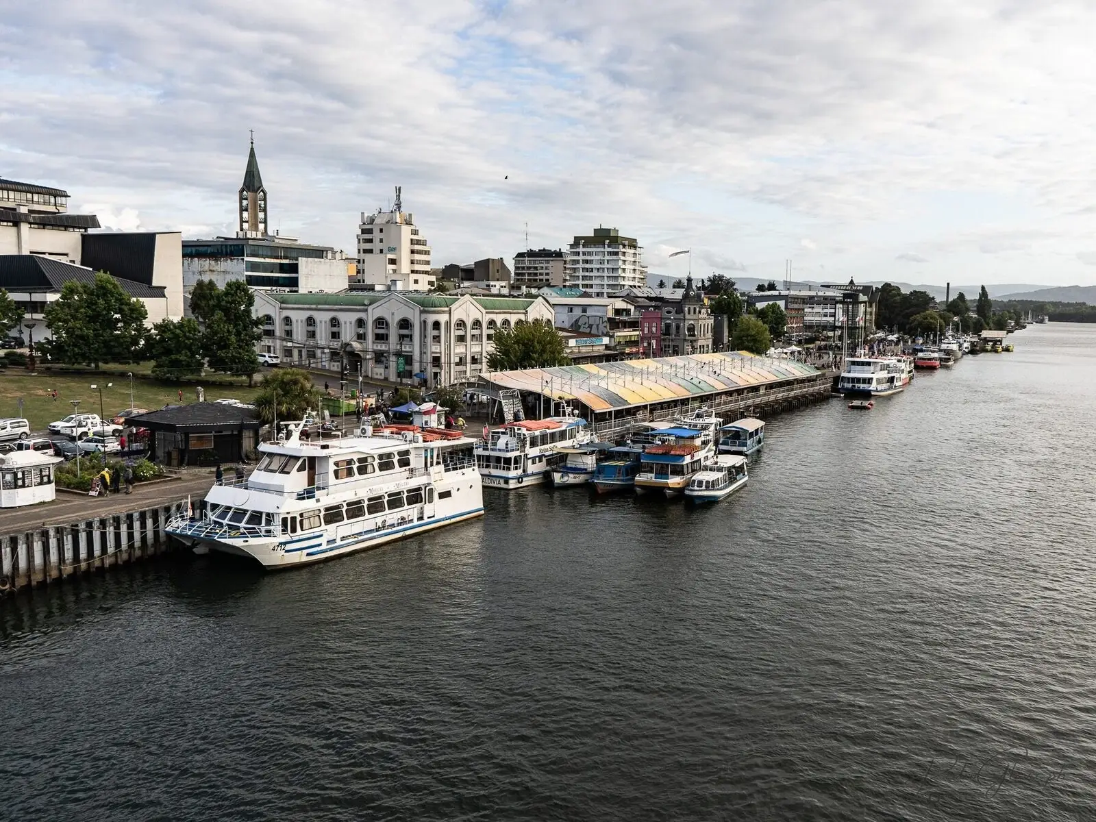 Costanera y embarcaciones en Valdivia